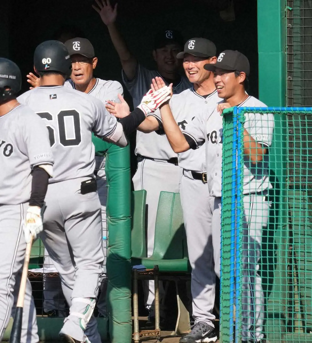 【画像・写真】巨人2軍、2年ぶり29度目の優勝！　就任2年目の桑田監督は初胴上げで3度宙を舞う