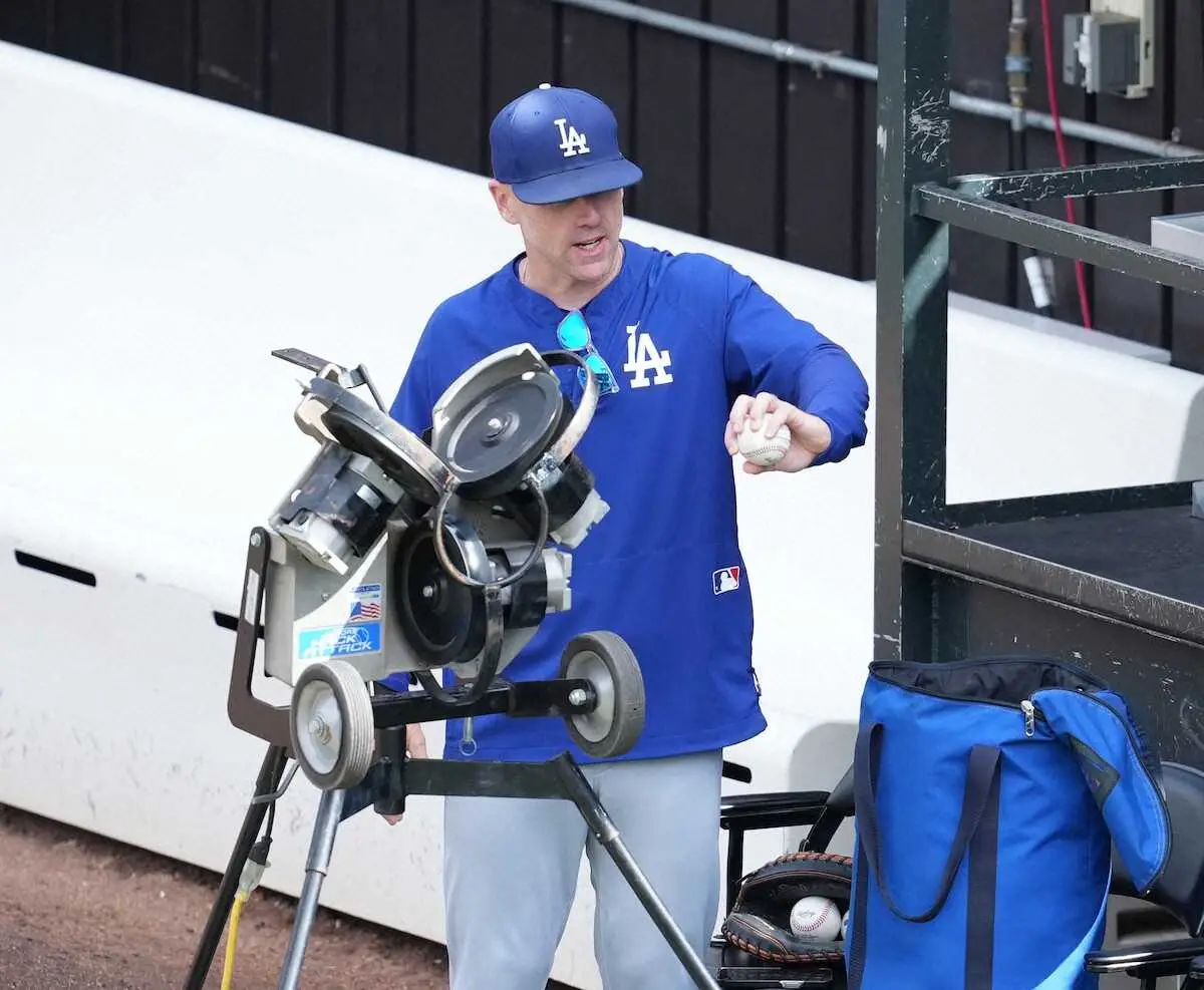 【画像・写真】ドジャース世界一連覇へつなぐ“何でも屋”コーチ　ロバーツ監督＆大谷の試合前動作も説明