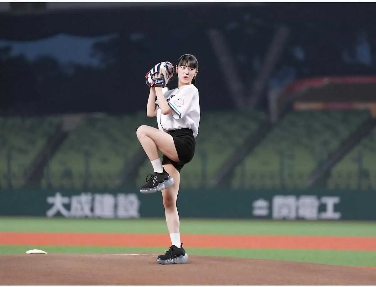 【画像・写真】西武・小関竜也2軍監督の長女、小関舞がイースタン・巨人戦で始球式　「私の推しは…、小関竜也監督」
