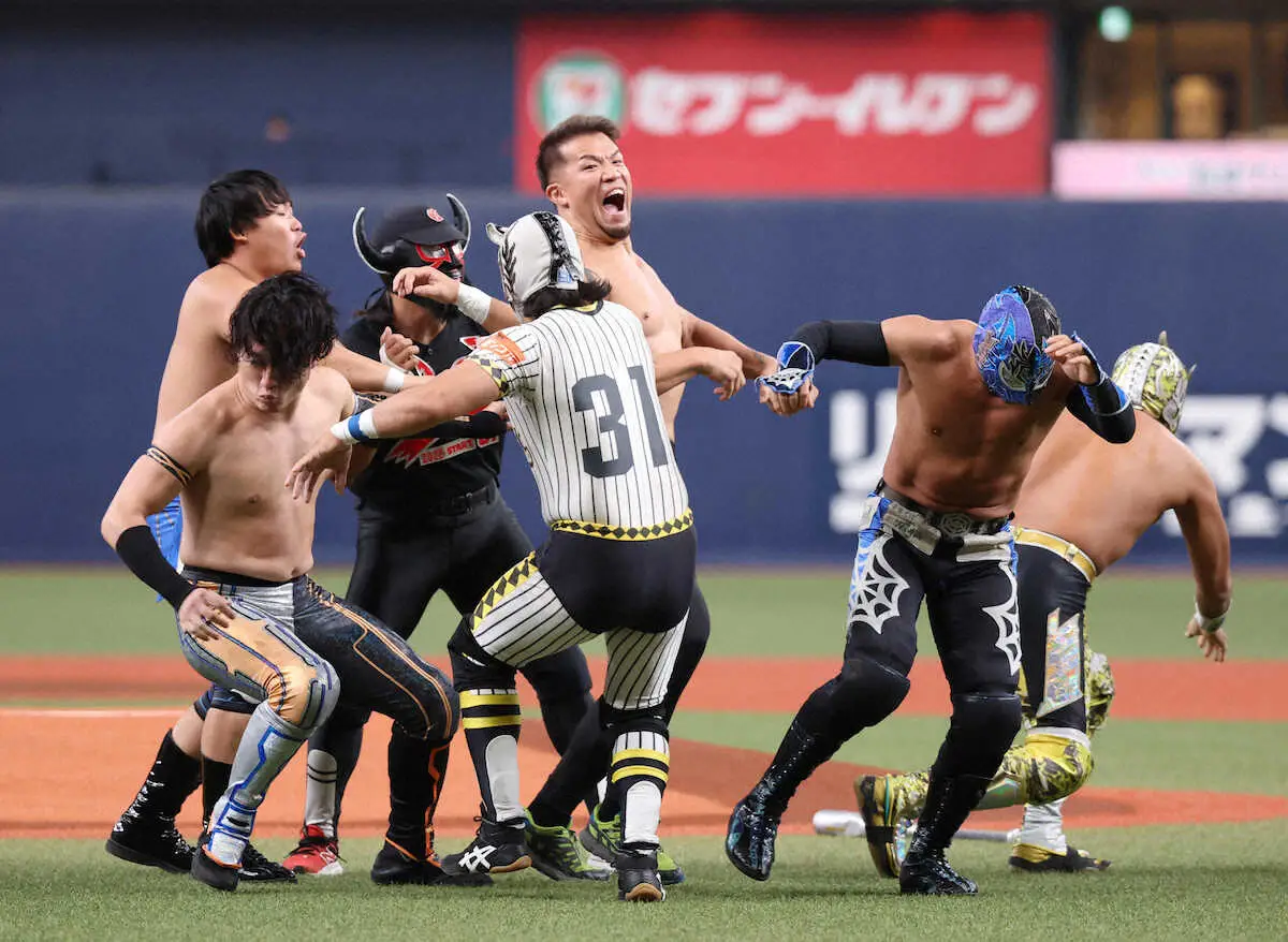 【画像・写真】オリックス　大阪プロレスが特別始球式で大暴れ　ゼウス「プロレスラーが投げた球やから…」