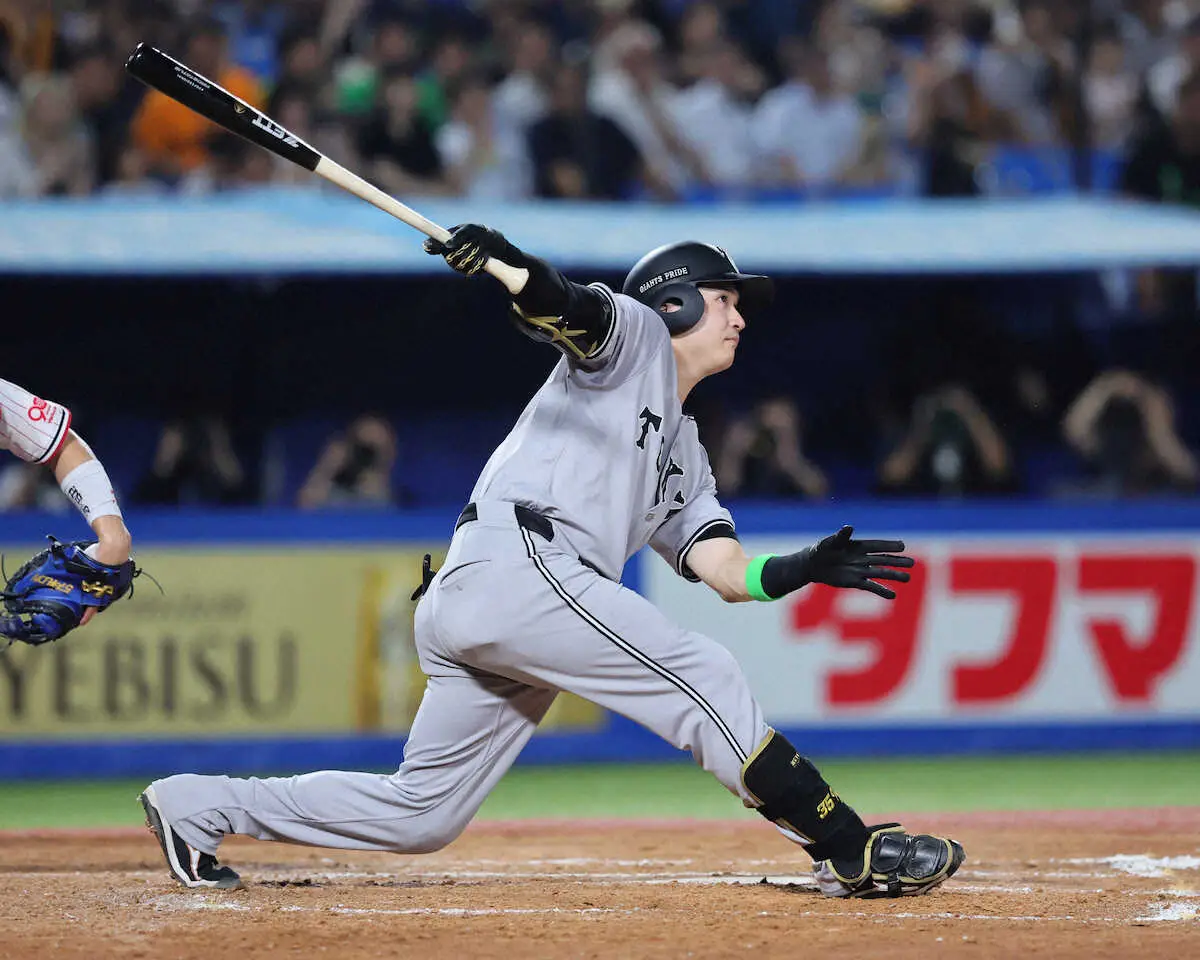 【画像・写真】巨人が泉口の犠飛で勝ち越し成功！　初回2失点の戸郷が内野安打で出塁→スライディング生還