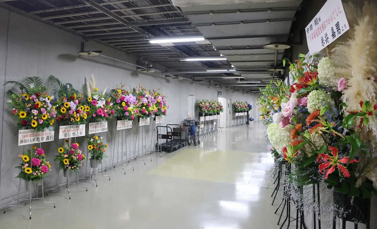 【画像・写真】中日・中田翔「18年間お疲れ様でした」坂本勇人ら多くの選手、関係者から花　選手は特別Tシャツで練習