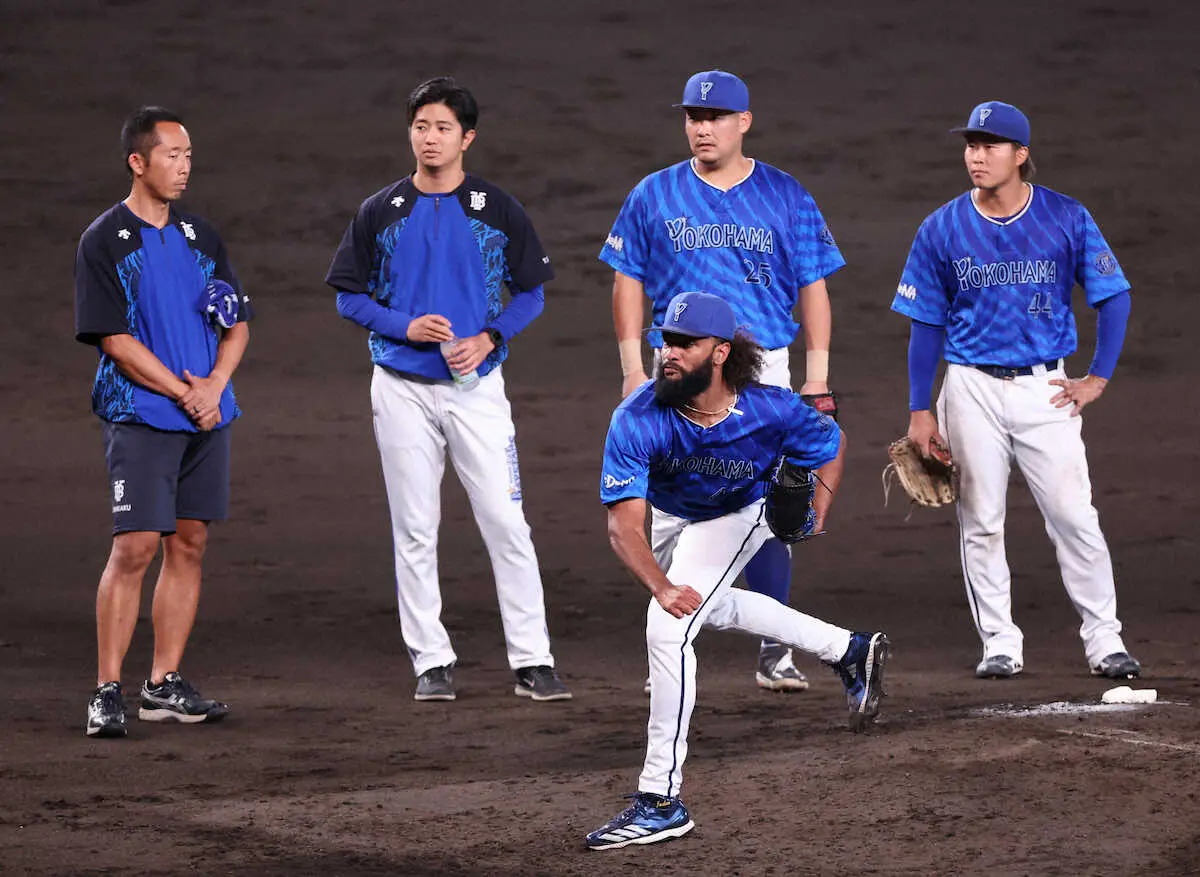 【画像・写真】DeNA・ジャクソンがアクシデントで緊急降板　バックネット前の人工芝に足取られ…　4回2失点