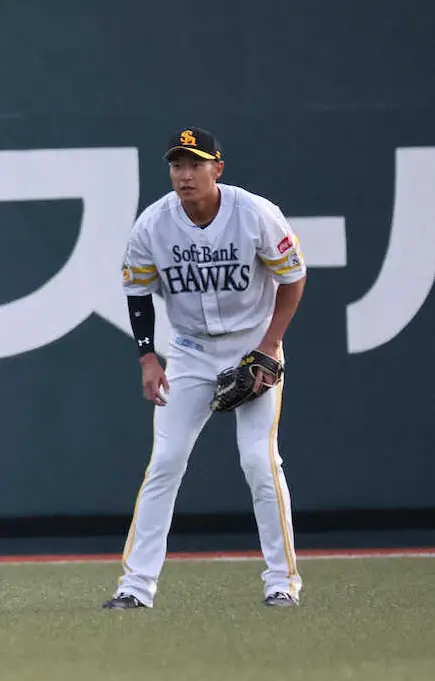 【画像・写真】＜ウエスタン　ソ・神＞　左翼で先発出場する柳田（左は遊撃・イヒネ）　　（撮影・成瀬　徹）　