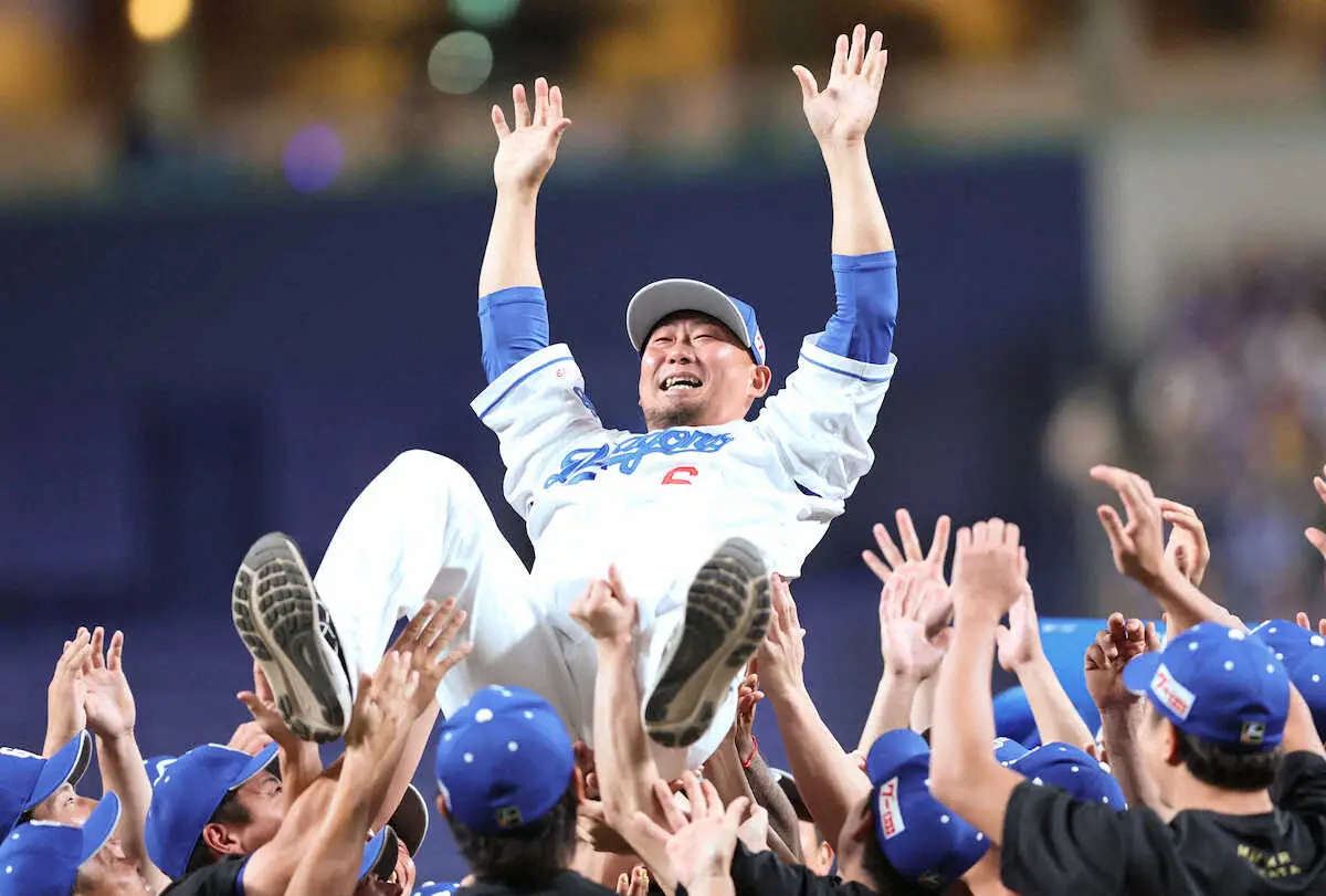 【画像・写真】＜中・ヤ23＞引退セレモニーで胴上げされる中田（撮影・椎名　航）