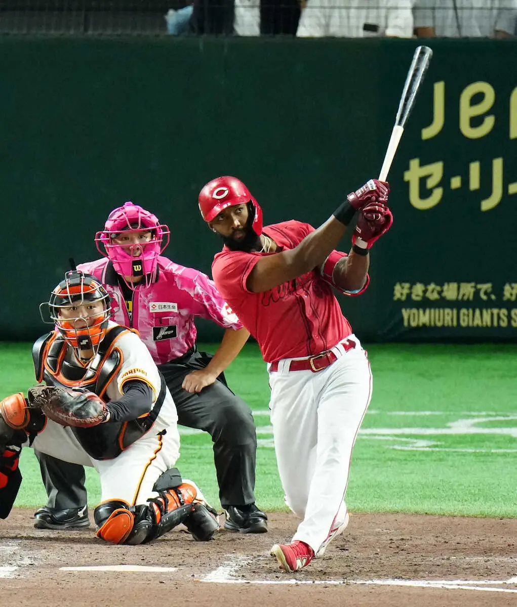 【画像・写真】＜巨・広23＞7回、2ランを放つファビアン（撮影・島崎忠彦）