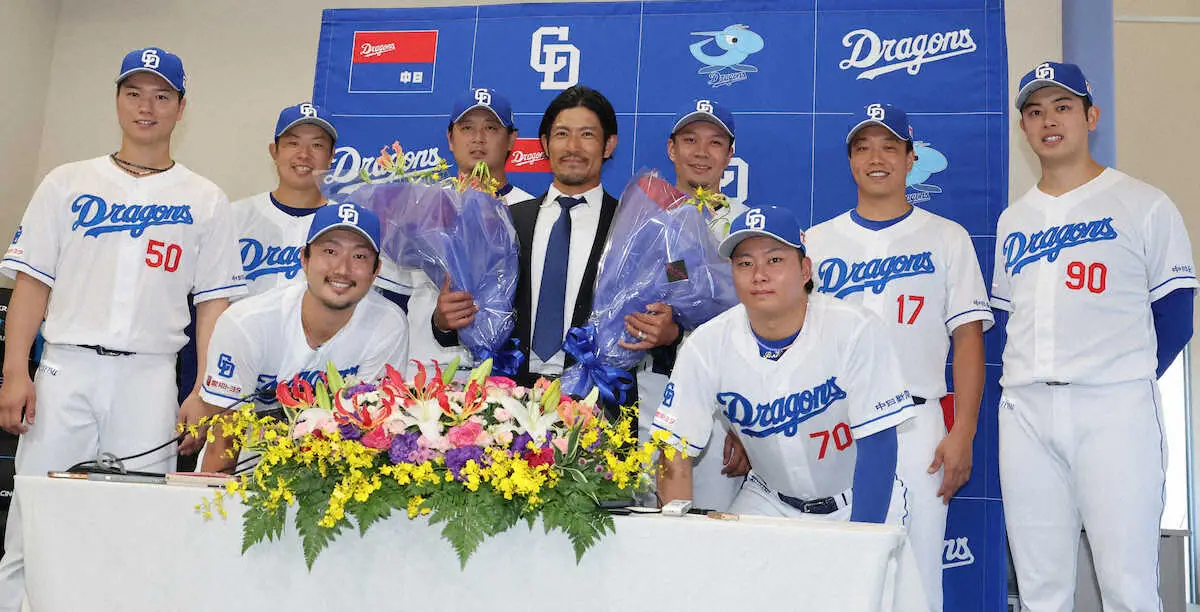 【画像・写真】引退会見で投手陣と記念撮影する祖父江（中）（撮影・椎名　航）