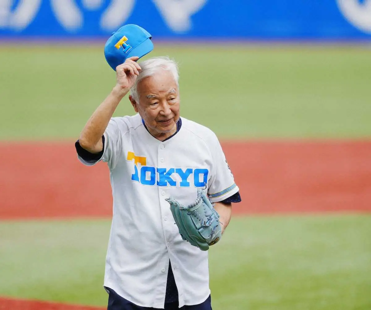 【画像・写真】【東京六大学野球】レジェンド始球式に東大のサブマリン岡村甫氏　オーバースロー披露「0点に近いなあ」