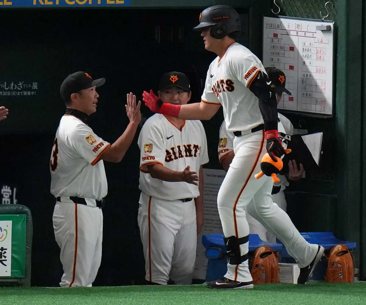 【画像・写真】巨人・岡本和真が2戦連発14号「今日も打てて良かったです」　チームに10戦ぶり先制点もたらす