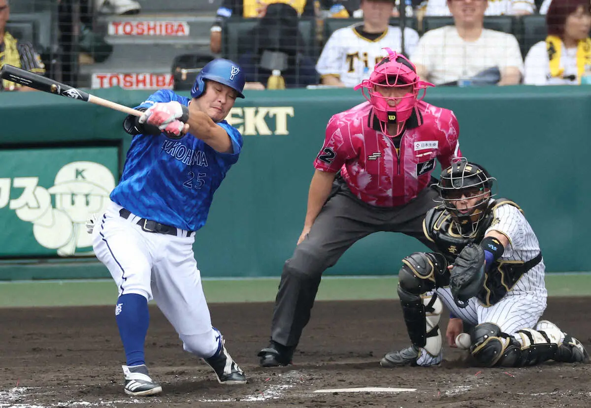 【画像・写真】阪神・梅野が右親指に打球を受けるアクシデントも、グラウンド復帰に甲子園も拍手