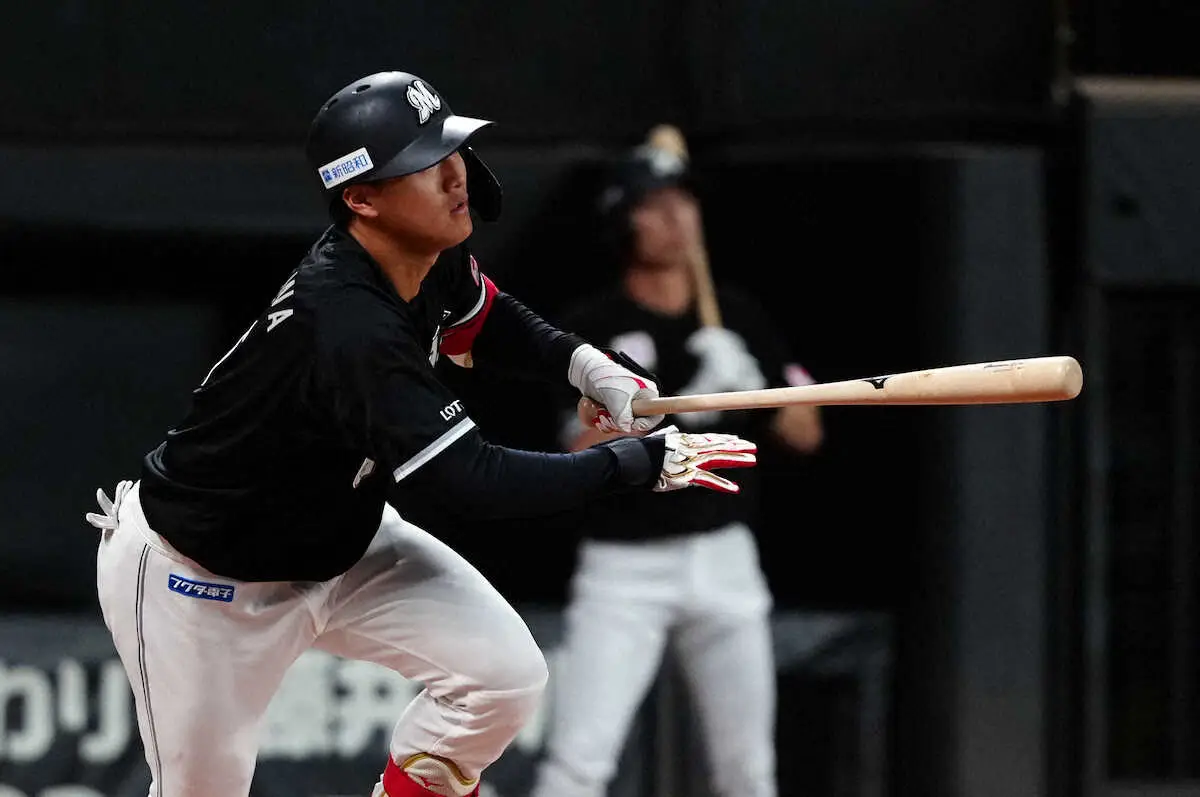 【画像・写真】5回、適時二塁打を放つロッテ・西川（撮影・高橋　茂夫）