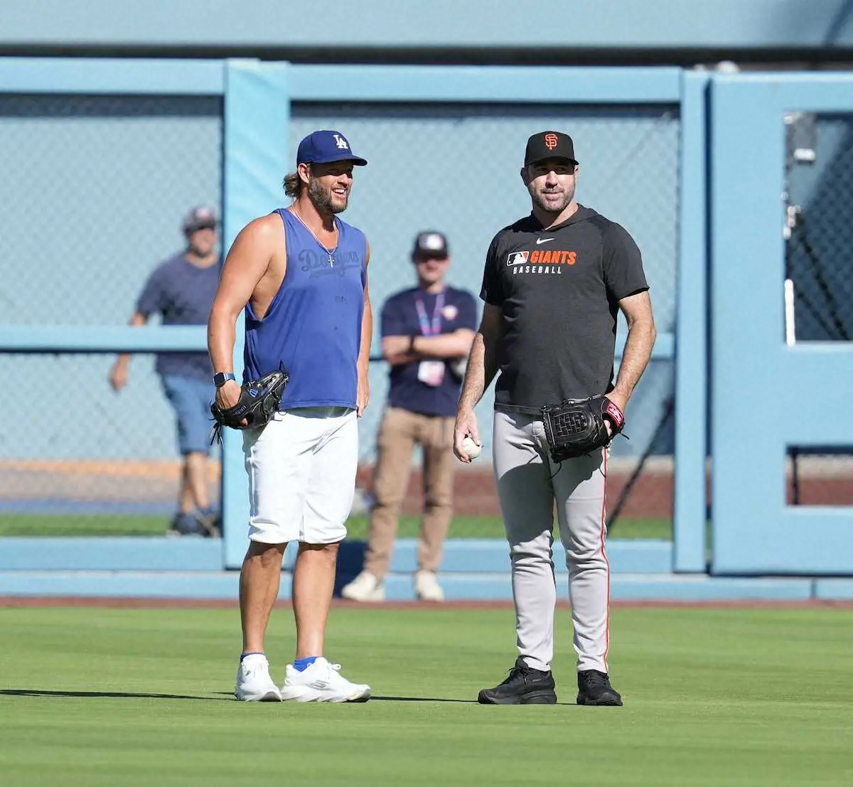 【画像・写真】カーショー　豪快柵越えに大歓声！本拠最終登板から一夜「打」でも魅せた　バーランダーと談笑の場面も