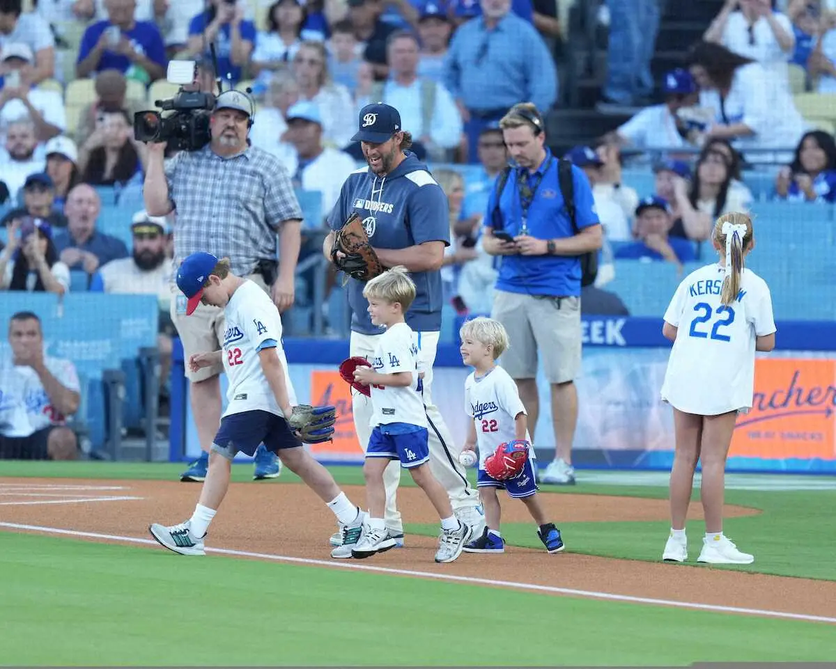 【画像・写真】カーショーの残した熱は冷めず　愛する子供が始球式、山本由伸も捕手役で参加　入場者にボブルヘッド配布
