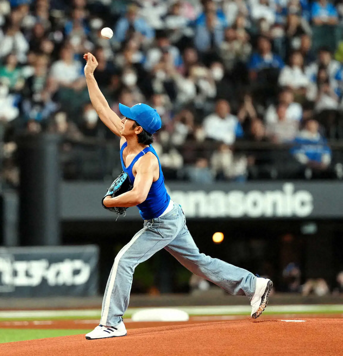 【画像・写真】＜日・ロ＞ファーストピッチを行った武田真治（撮影・高橋　茂夫）