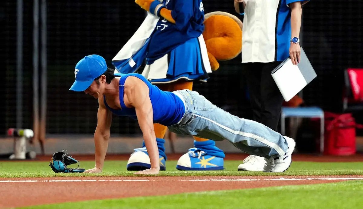 【画像・写真】＜日・ロ＞ファーストピッチ後に腕立てを行う武田真治（撮影・高橋　茂夫）