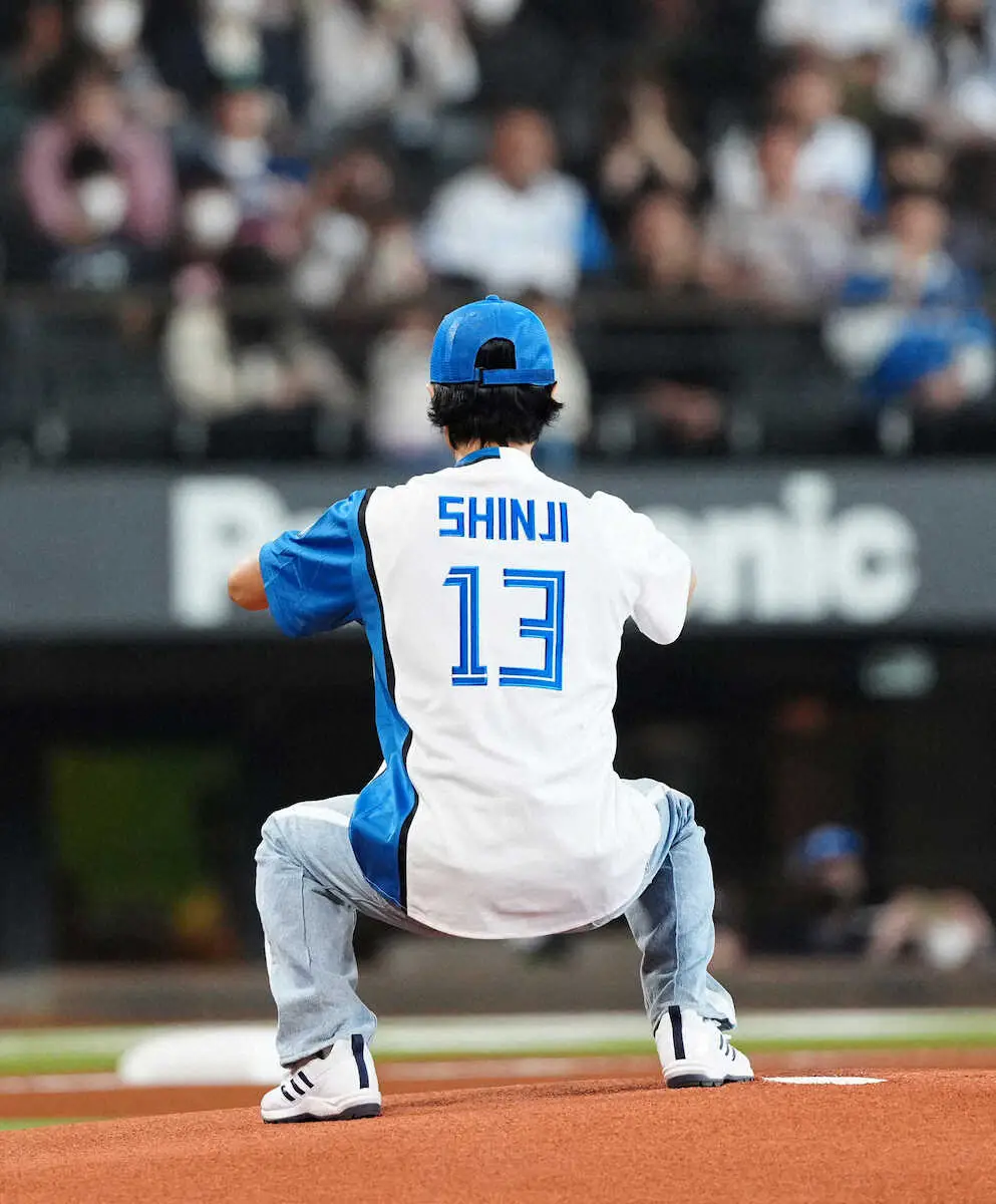 【画像・写真】＜日・ロ＞ファーストピッチ前にスクワットをする武田真治（撮影・高橋　茂夫）