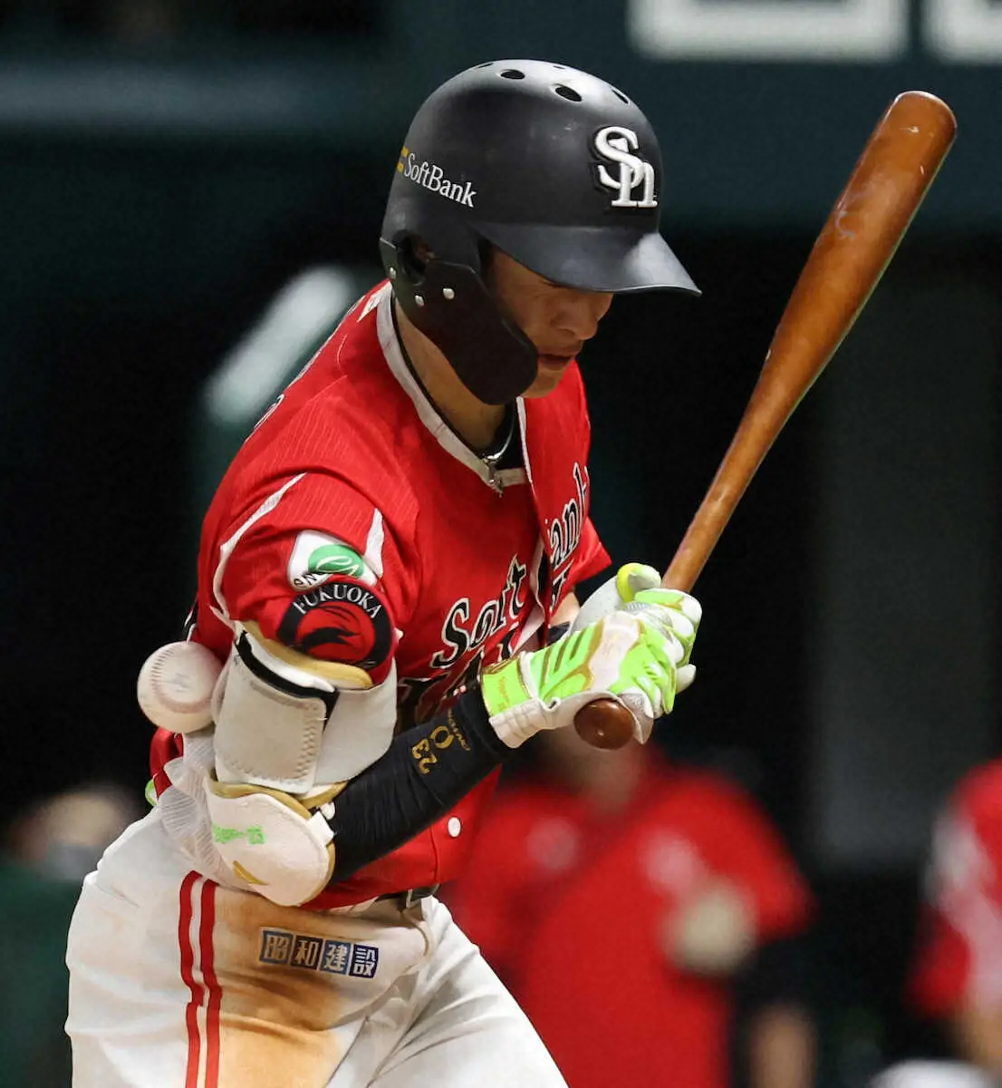【画像・写真】ソフトバンク周東佑京が背中痛で欠場　試合前の練習中に違和感覚える　18日の日本ハム戦で死球受けた箇所