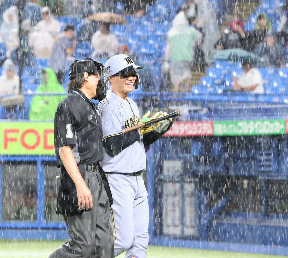 【画像・写真】＜ヤ・神23＞　6回、雨のため一時中断となりベンチへ戻る森下（撮影・大森　寛明）