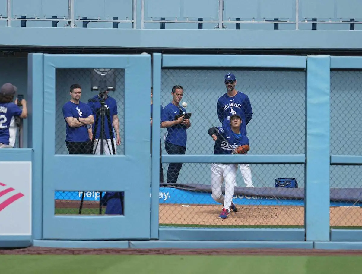 【画像・写真】＜ドジャース・ジャイアンツ＞ブルペンで投げるドジャース・大谷（撮影・小海途　良幹）