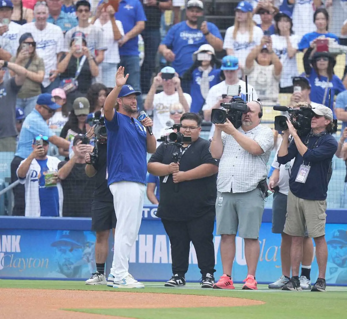【画像・写真】＜ドジャース・ジャイアンツ＞試合を前にスピーチをするドジャース・カーショー（撮影・小海途　良幹）
