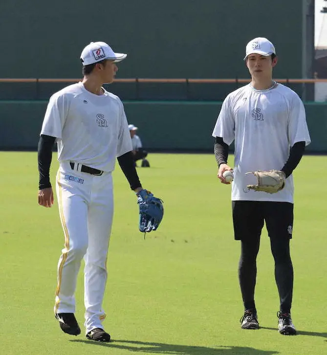 【画像・写真】キャッチボール後に、川口冬弥投手とジェスチャーを交えながら会話をする板東