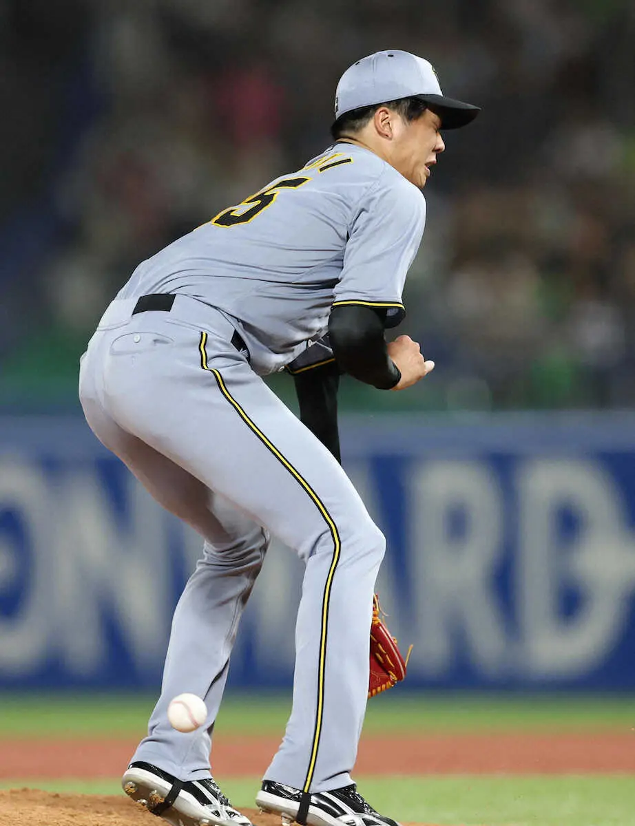 【画像・写真】阪神・才木にアクシデント…弾丸ライナーが右足甲付近直撃し悶絶　ベンチで治療→投球練習→続投断念で降板