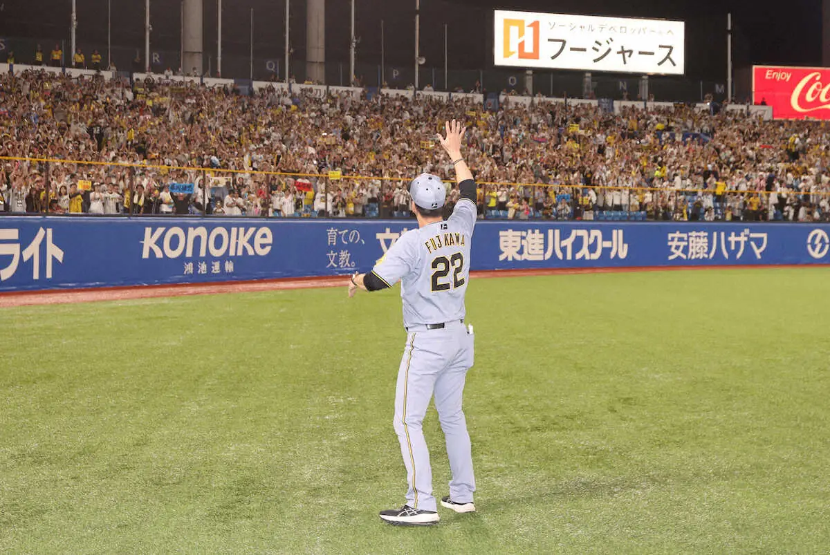 【画像・写真】＜ヤ・神24＞　神宮球場での最終戦を終えファンにあいさつする藤川監督（撮影・大森　寛明）