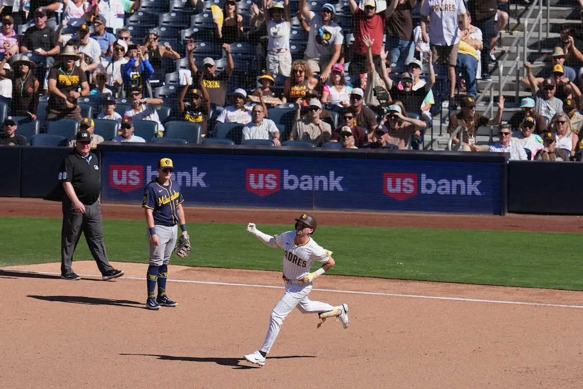 【画像・写真】＜パドレス×ブルワーズ＞6回、同点ソロを放ち一塁を回るパドレス・メリル（AP）