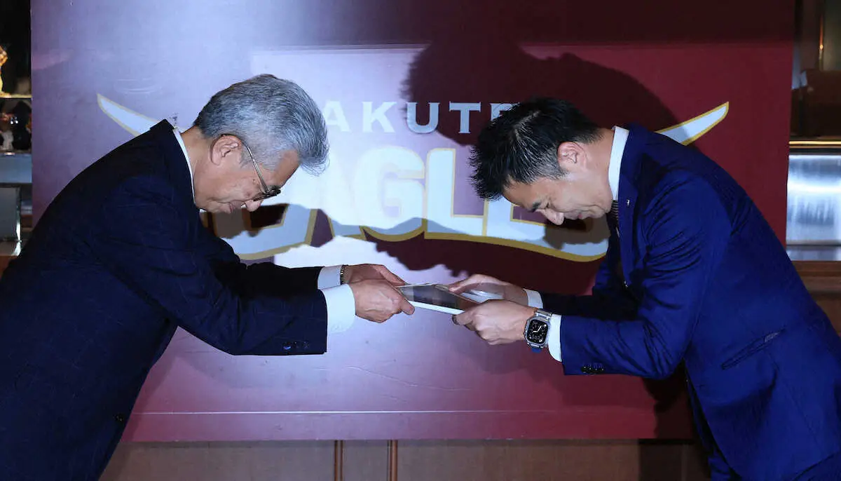 【画像・写真】プロ野球を弘前市に　市のプロ野球1軍戦誘致実行委員会が楽天に来季の1軍戦開催要望書を提出