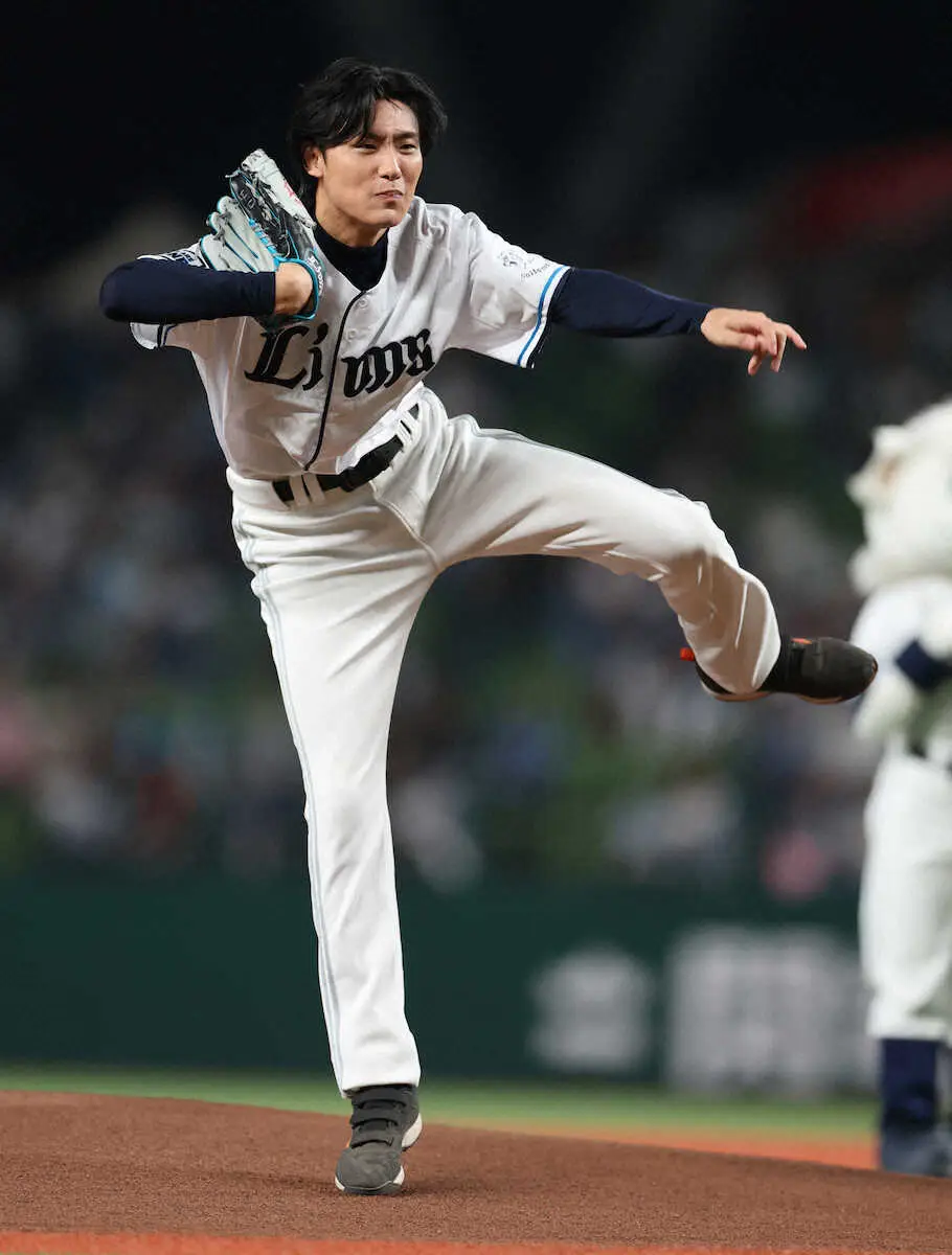 【画像・写真】＜西・日24＞「栄光のバックホーム」で横田慎太郎を演じる松谷鷹也がセレモニアルピッチをする（撮影・篠原岳夫）