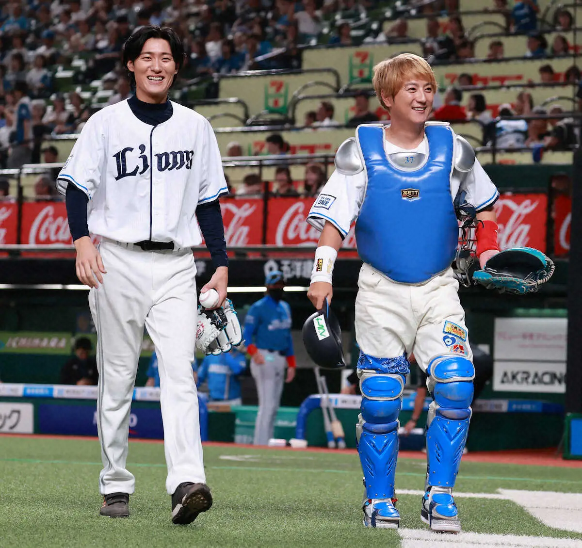 【画像・写真】＜西・日24＞「栄光のバックホーム」で横田慎太郎を演じる松谷鷹也（左）がセレモニアルピッチ、上地雄輔が捕手を務める（撮影・篠原岳夫）