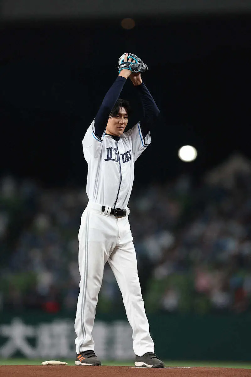 【画像・写真】＜西・日24＞「栄光のバックホーム」で横田慎太郎を演じる松谷鷹也がセレモニアルピッチをする（撮影・篠原岳夫）