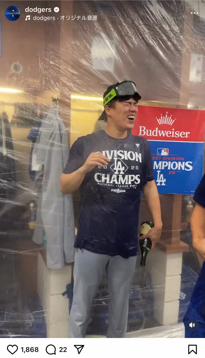 【画像・写真】ドジャースの球団公式インスタグラム（@dodgers）から、シャンパンファイトでシャンパンをかけられる山本由伸投手