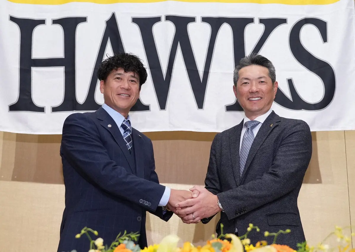 【画像・写真】24年、就任会見で握手を交わす城島CBO（左）と小久保監督