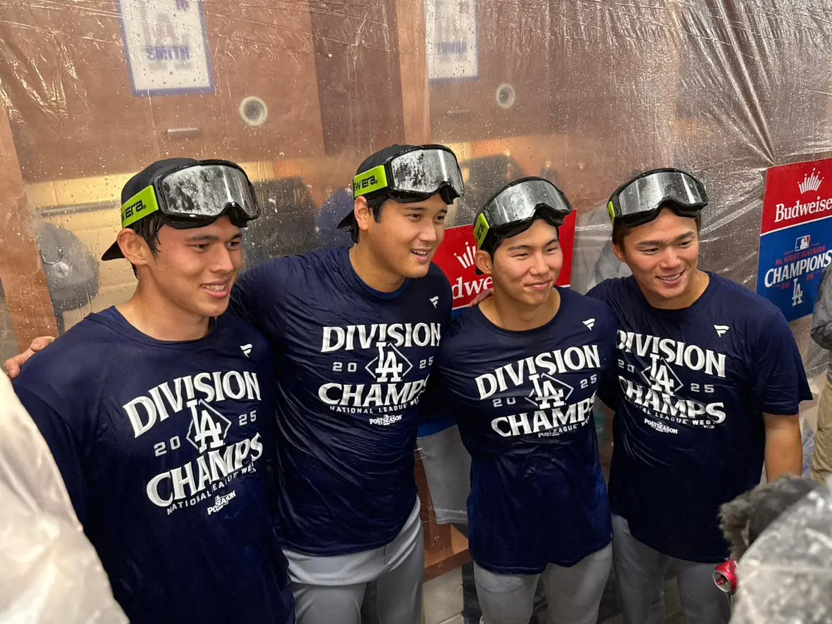 【画像・写真】シャンパンファイト中に、記念撮影するアジア勢の（左から）佐々木、大谷、キム・ヘソン、山本