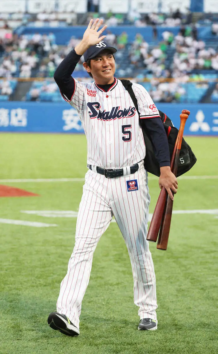 【画像・写真】引退表明のヤクルト・川端　代打で出場、通算1100安打となる右翼線二塁打！　神宮球場大歓声