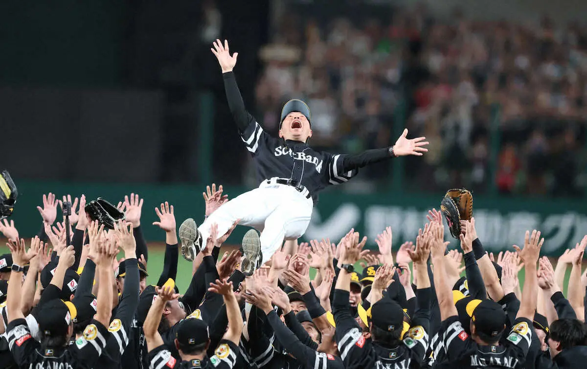 【画像・写真】ソフトバンク・小久保監督　「本当に苦しいシーズン…全員の力なければ」7度胴上げ、感無量