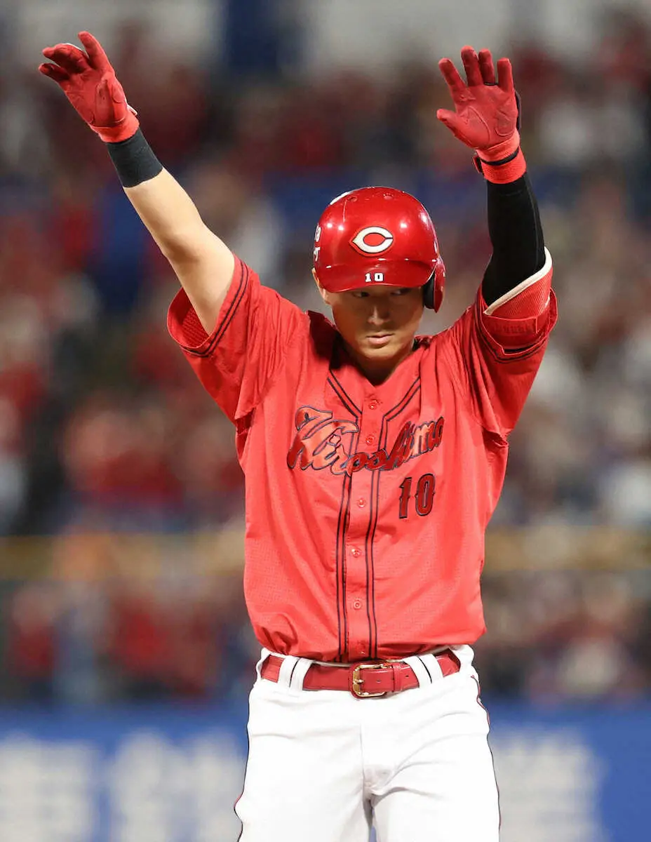 【画像・写真】＜ヤ・広23＞初回、佐々木は先制適時打を放ち　　　　　　　（撮影・村上　大輔）