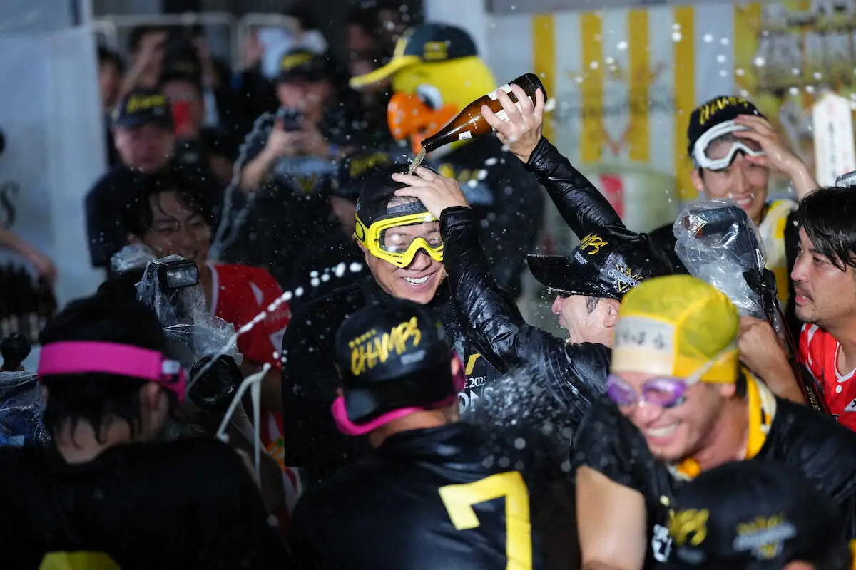 【画像・写真】ソフトバンク歓喜のビールかけ！小久保監督、ナインら美酒に酔う