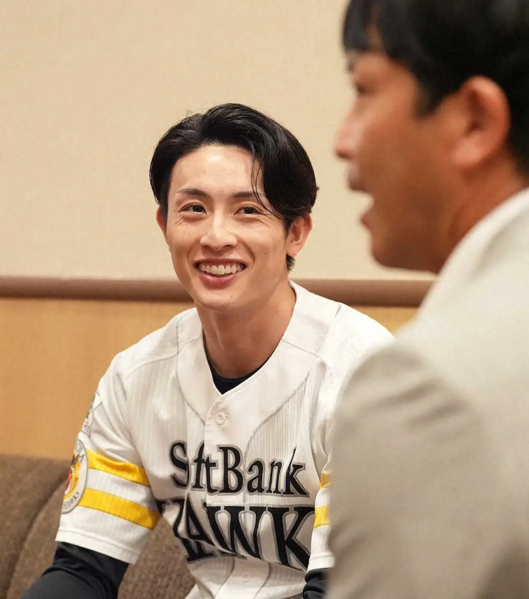 【画像・写真】松田氏（右）からの質問に笑顔を見せる周東（撮影・岡田　丈靖）