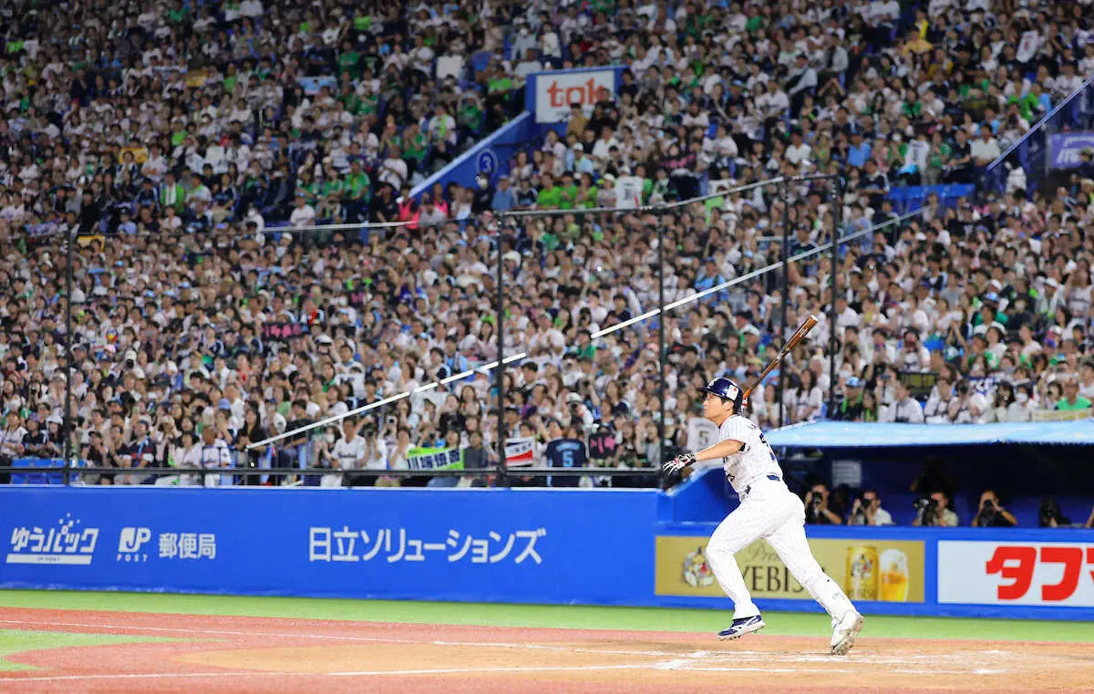 【画像・写真】引退表明のヤクルト・川端が涙　現役最後の打席は代打で左飛　G党も一緒に「川端慎吾！」大歓声