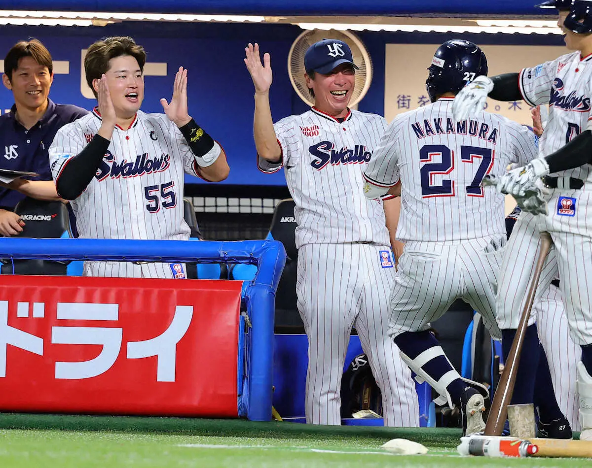 【画像・写真】ヤクルト　高津監督、村上、川端の神宮ラストはドロー　豪華リレー、塩見「1番・中堅」異例演出