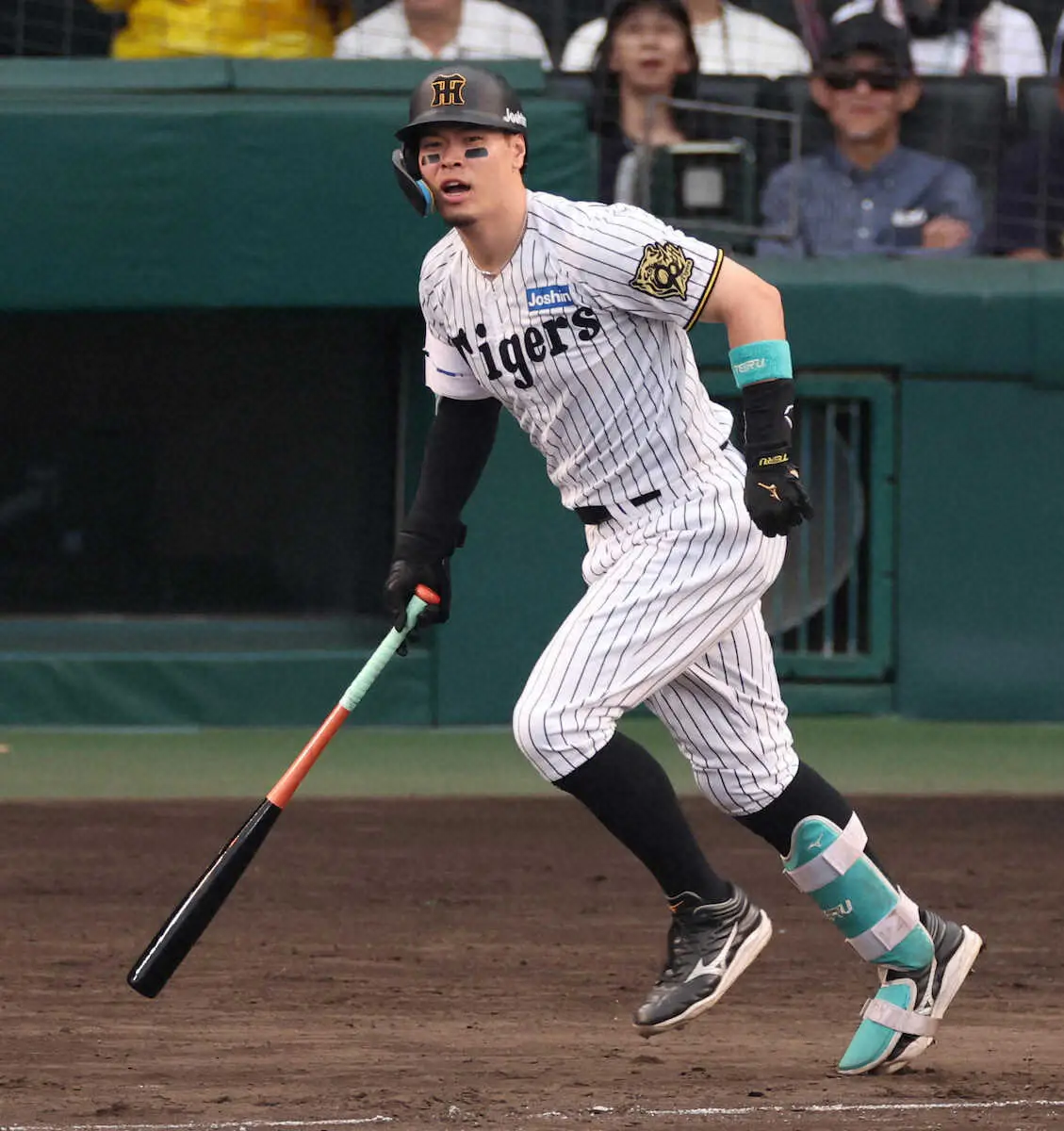 【画像・写真】＜神・中25＞3回、中飛に倒れた佐藤輝（撮影・中辻　颯太）