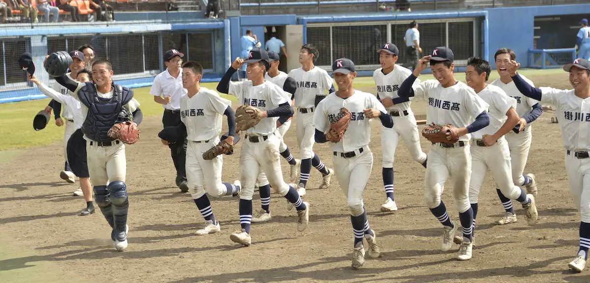 【画像・写真】＜29高ヤ掛川西・浜松日体＞2年連続東海切符をコールドで奪取し、谷口主将（左端）ら歓喜の掛川西ナイン