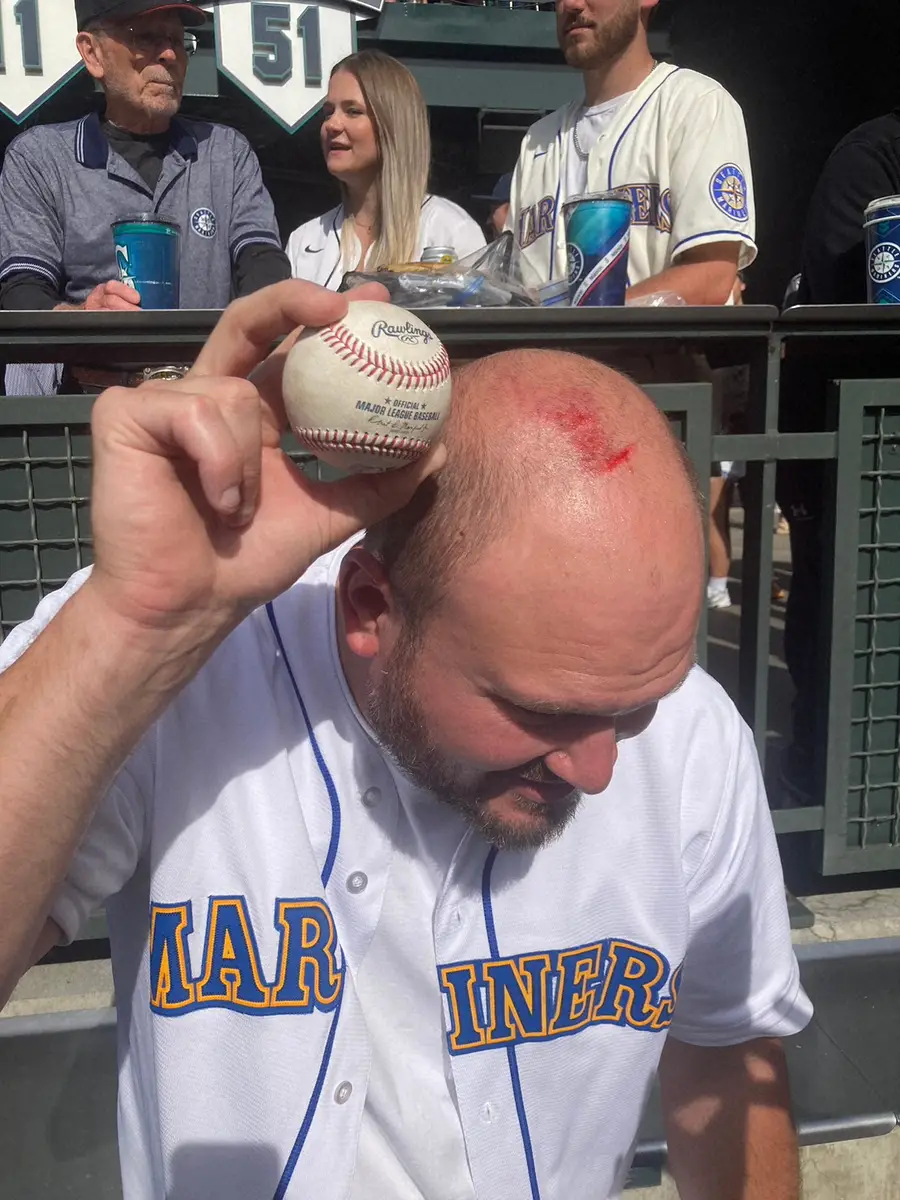 【画像・写真】大谷55号球獲得のマリナーズファン男性　ベンチに頭ぶつける“流血”キャッチ「飛び込んですりむいた」