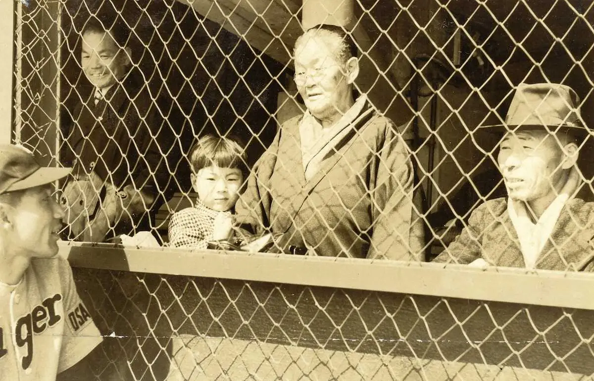 【画像・写真】「タイガースばあさん」と呼ばれた田野ゑいさん（中）と話す阪神・金田正泰選手。中央の少年は元オリックス・スカウト部長の堀井和人さん。右端は祖父・堀井清太郎さん。昭和30年ごろ、大阪球場にて＝堀井さん提供＝