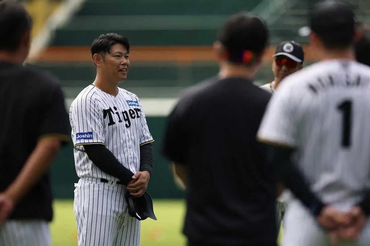 【画像・写真】阪神・原口が1軍練習合流　練習前の集合で全体にあいさつ　ナインが大きな拍手