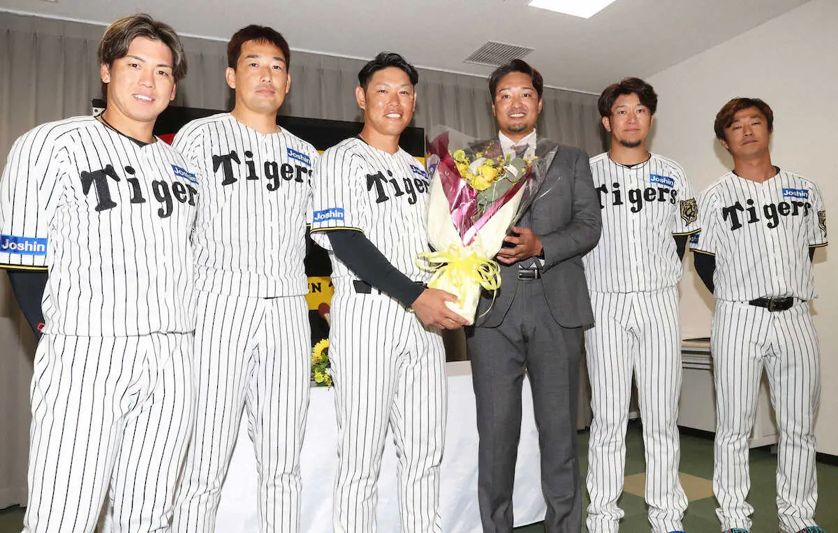 【画像・写真】阪神・原口の引退会見に岩崎、岩貞、梅野、秋山BA、島本がサプライズ登場　涙のち笑顔で熱い抱擁