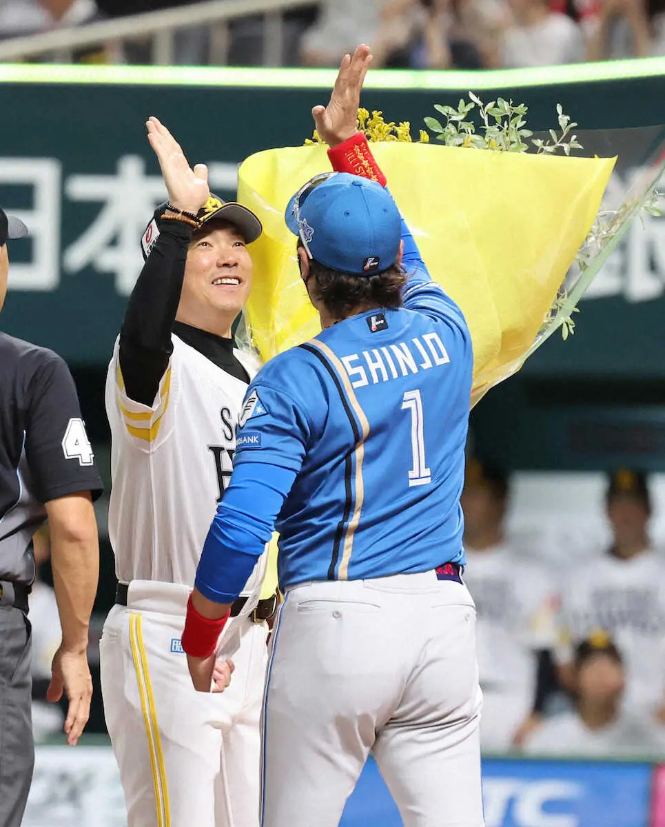 【画像・写真】日本ハム新庄監督　小久保監督に“祝福”黄色い花束贈呈！ネット感激「器の広さに感動」「最高だね」