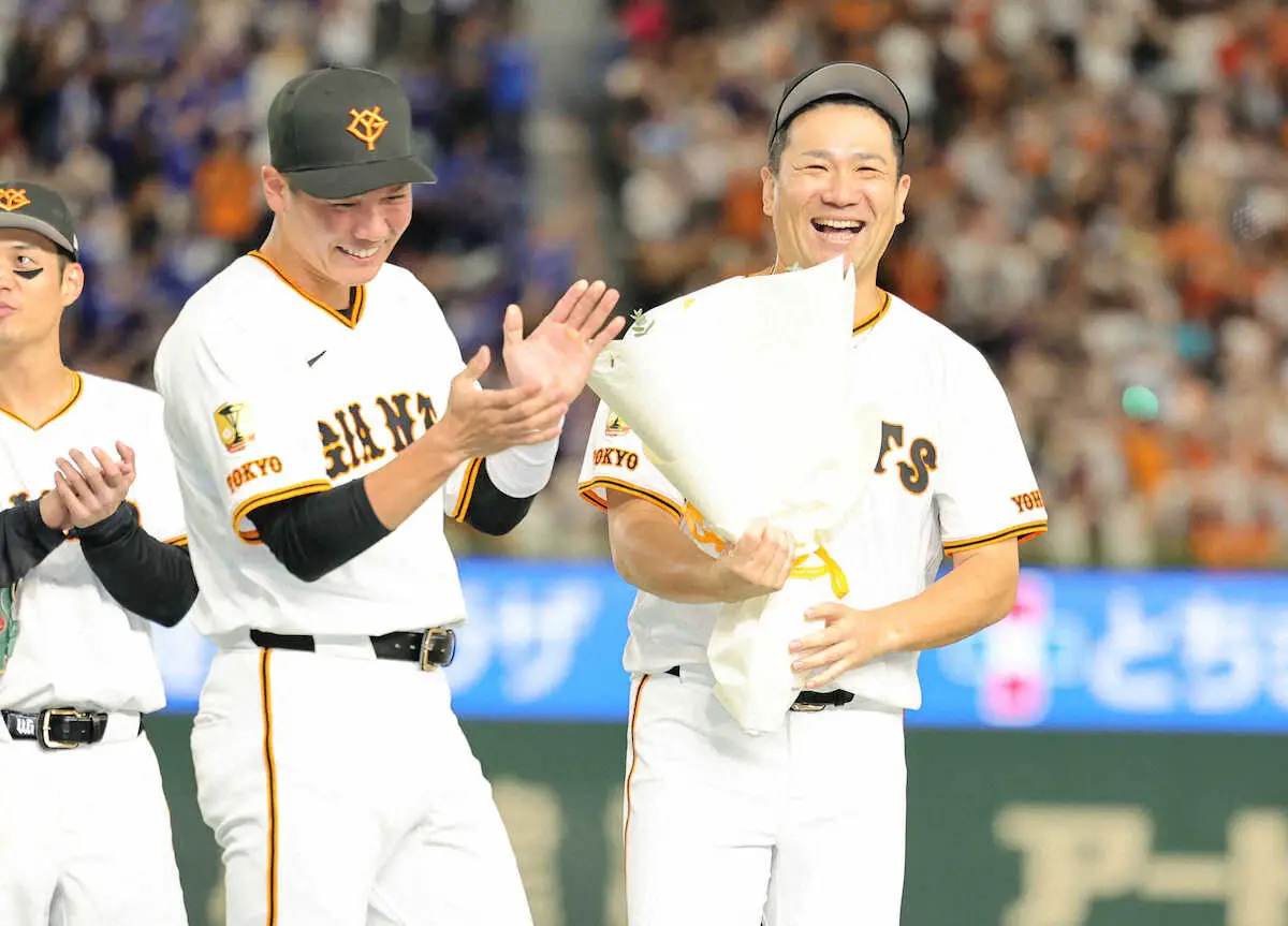 【画像・写真】巨人・坂本勇人　幼なじみマー君に満面笑みで花束贈呈、がっちり抱き合う